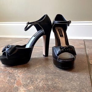 Size 6 WHBM Luci Style Mary Jane pumps